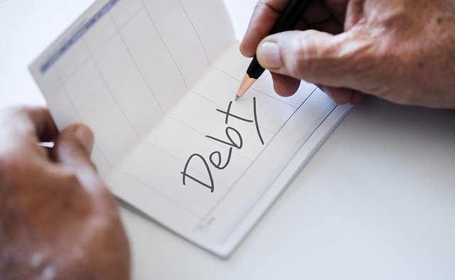 nápis na papíře – debt